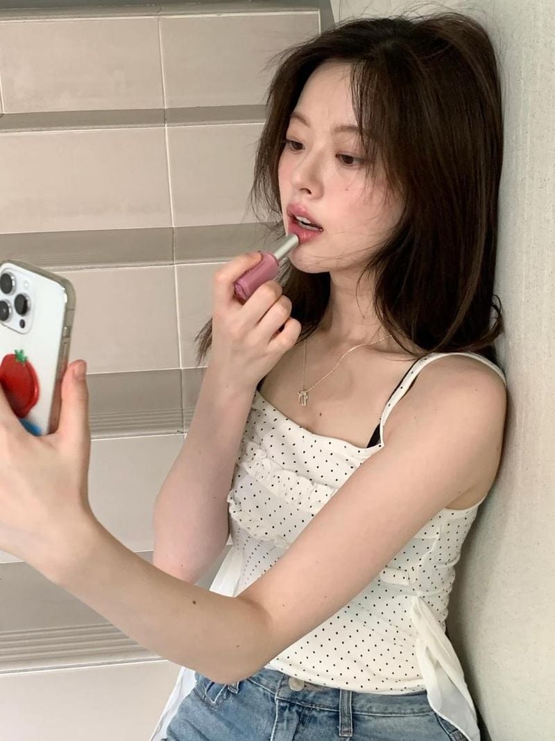 “요즘은 볼이랑 입술에 생기 한 방울”…한수아, 여름 감성→은은한 청량美 폭발 / 배우 한수아 인스타그램