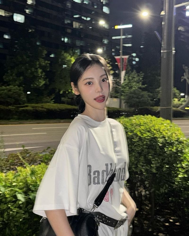 “오랜만에 외출에 신난 집순이”…진솔, 밤공기 속 미소→자유로움 가득 / 걸그룹 아르테미스 진솔 인스타그램