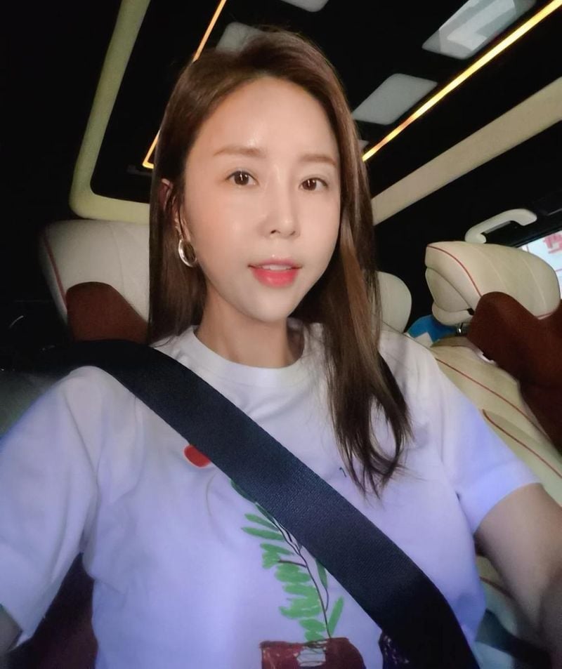 “정희 끝 회의하러 출발”…신지, 햇살 담은 미소→일상 속 싱그러움 / 코요태 신지 인스타그램