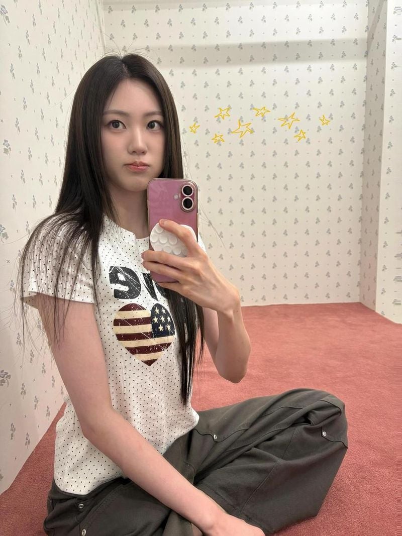 “거울 속 또렷한 눈빛”…권은빈, 평온한 오후→청초 미소 기록 / 걸그룹 CLC 권은빈 인스타그램