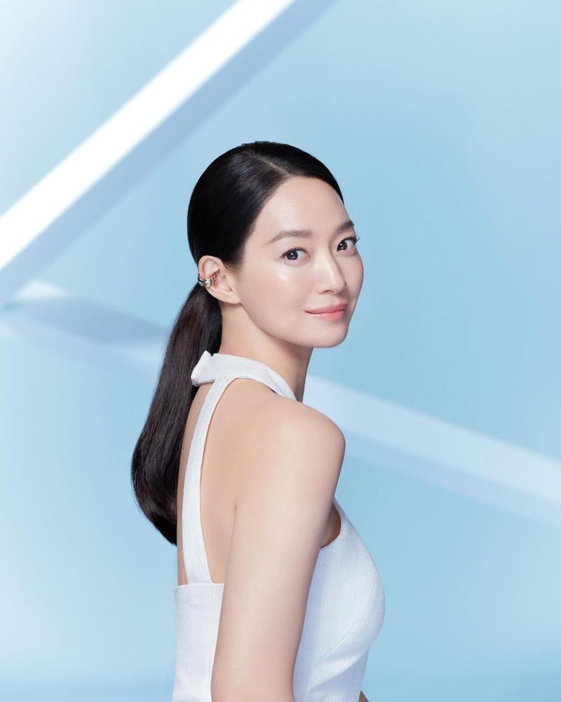 “이번 여름, 한층 더 맑아졌다”…신민아, 청아한 미소→여름 화보 압도 / 배우 신민아 인스타그램