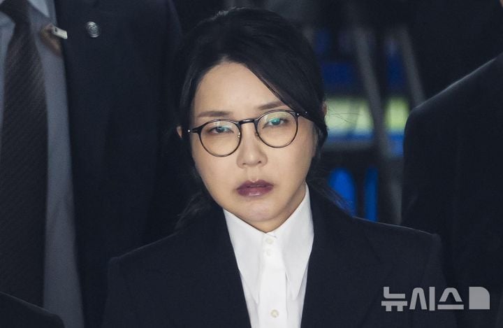 자본시장과 금융투자업에 관한 법률 위반, 정치자금법 위반, 특정범죄 가중처벌 등에 관한 법률 위반(알선수재) 등의 혐의를 받는 윤석열 전 대통령 부인 김건희 씨가 12일 오후 서울 서초구 서울중앙지법에서 열린 구속 전 피의자 심문(영장실질심사)를 마친 뒤 법원을 나서고 있다. 2025.08.12./ 뉴시스