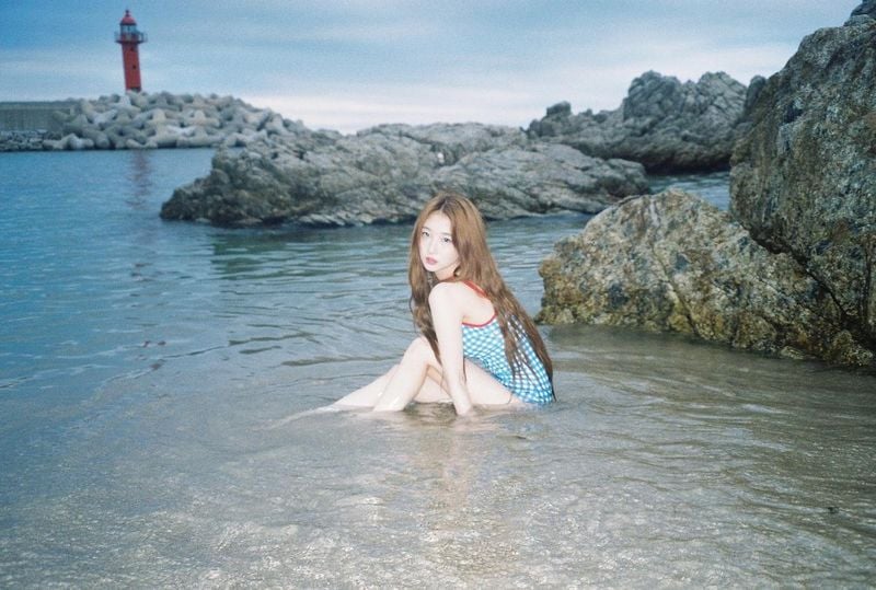 “바닷바람 속 고요한 시선”…여진, 여름빛 담은 물가→청초함과 몽환의 경계 / 걸그룹 루셈블 여진 인스타그램