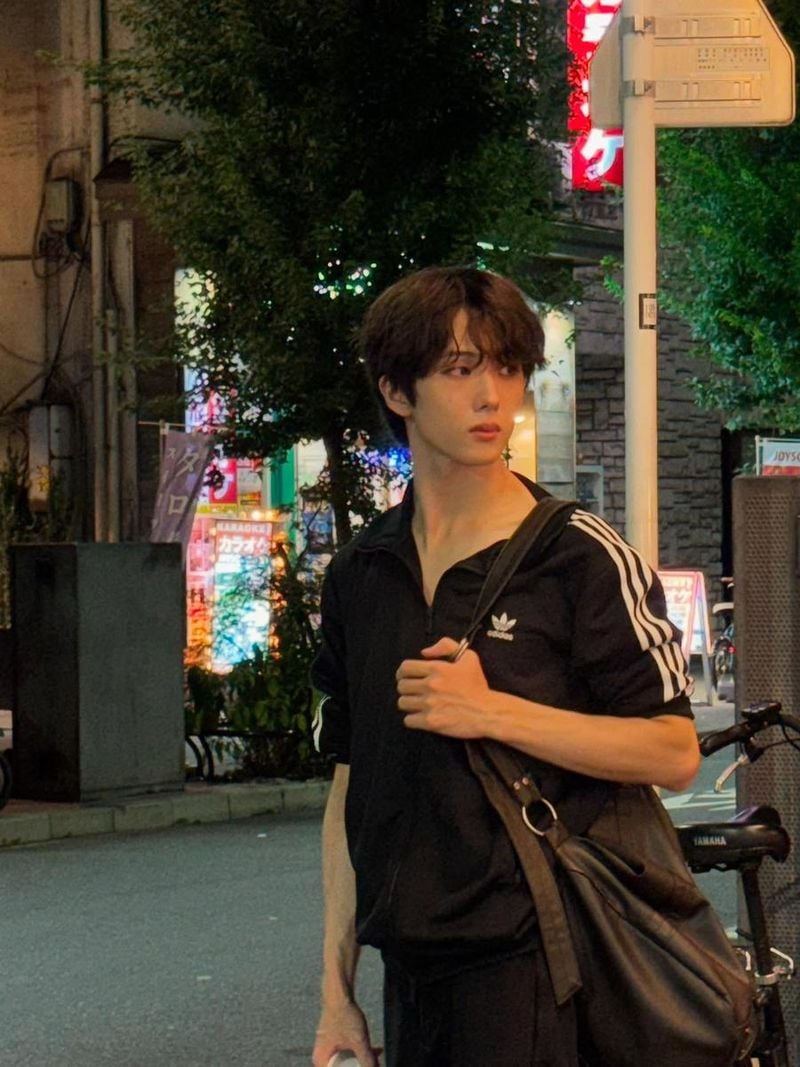 “그냥 너에게 끌린다고”…지성, 여름밤 거리→무심한 시선의 여운 / 그룹 NCT 지성 인스타그램