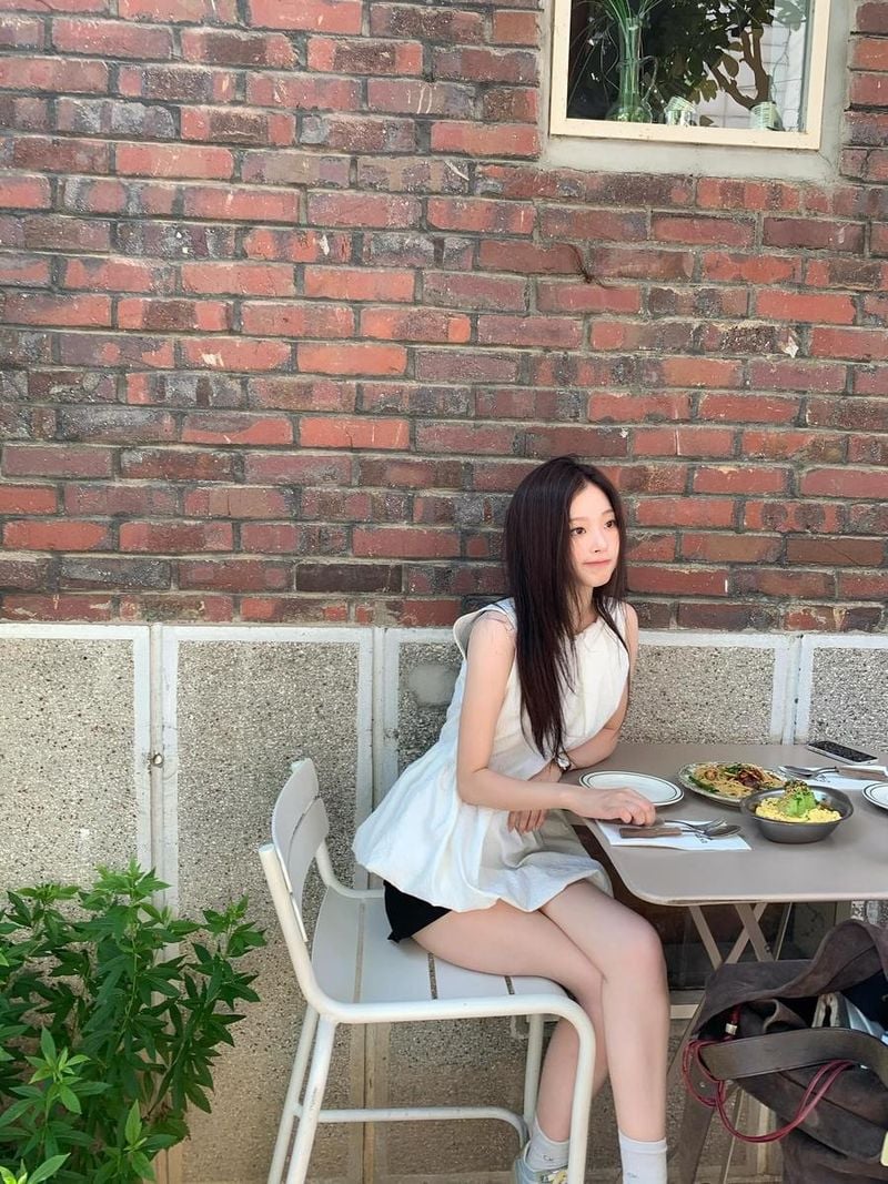 “하얀 원피스 너머 여름”…최희진, 나른한 오후→벽돌 카페 감성 폭발 / 배우 최희진 인스타그램
