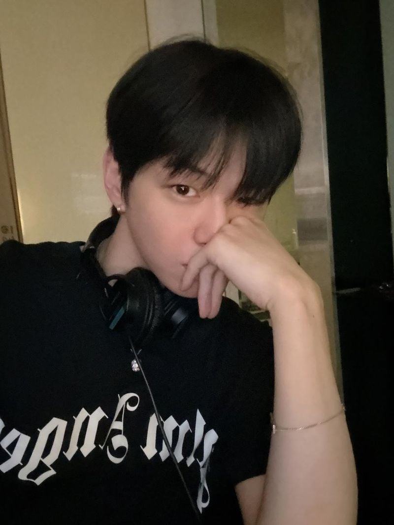 “섬세한 시선 머문 밤”…강다니엘, 고요한 여름 저녁→감성 셀카 / 가수 강다니엘 인스타그램