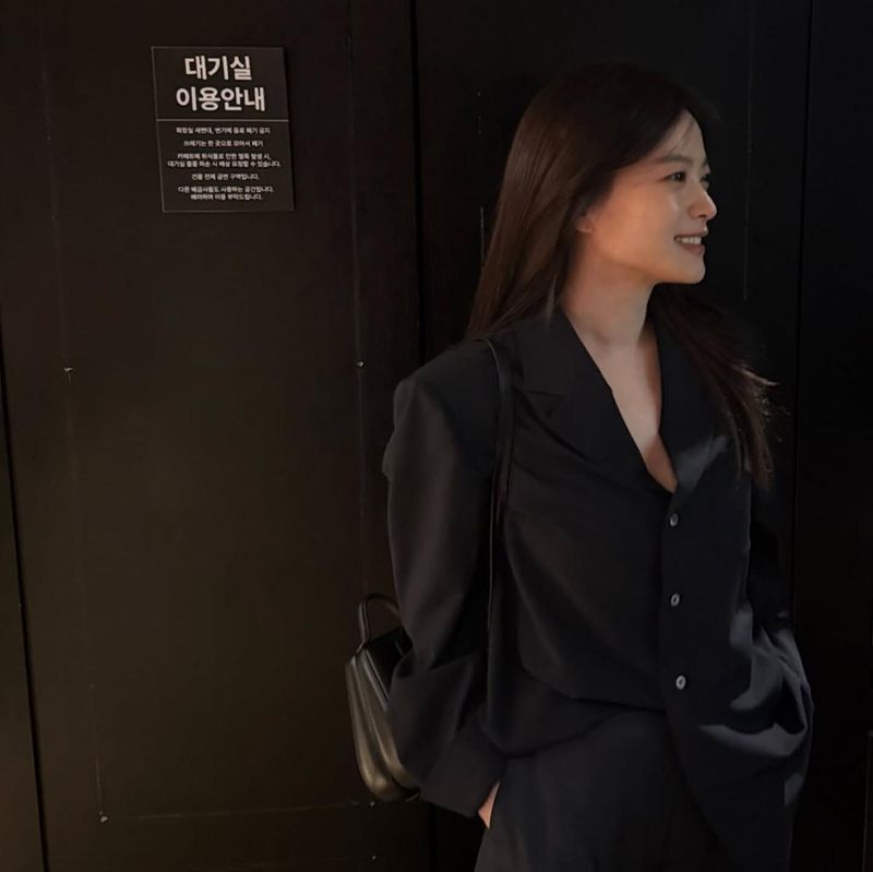 “은은하게 스며드는 미소”…천우희, 블랙 감성→고요한 여름밤의 여운 / 배우 천우희 인스타그램