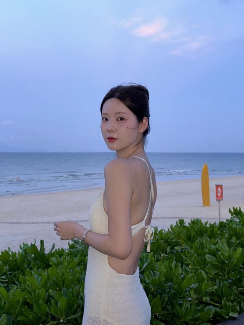 “애들이 이쁘데”…정연정, 저녁빛 아래 해변→청초함 압도 / 걸그룹 시그니처 정연정 인스타그램