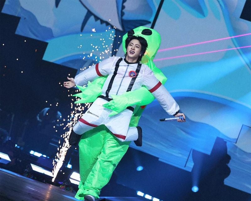 “런던 1일차의 유쾌한 도전”…진, 우주복 변신→감각 폭발 무대 / 방탄소년단 진 인스타그램