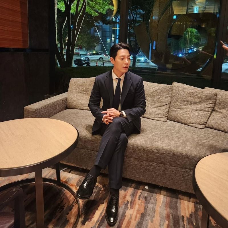 “고요한 야상에 녹아든 시선”…한기웅, 정적의 밤→수트美 절정 / 배우 한기웅 인스타그램