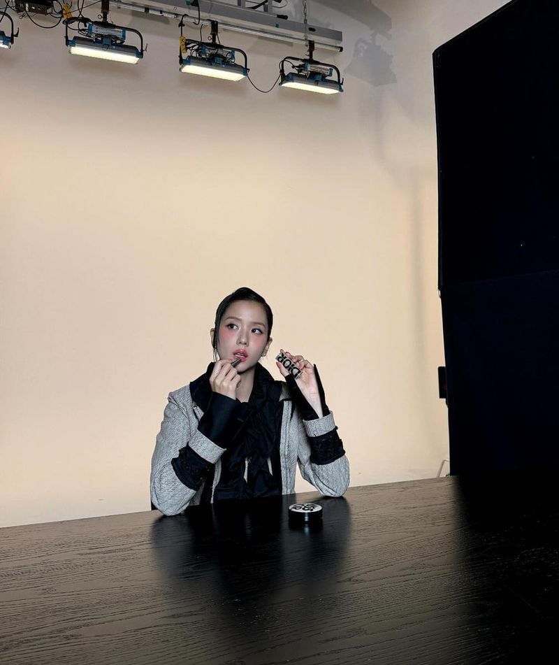 “조용한 긴장감 흐르죠”…지수, 어둠 속 빛나는 아름다움→도발적 메이크업 / 블랙핑크 지수 인스타그램