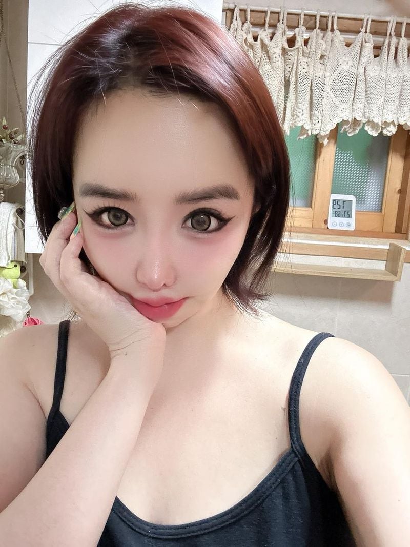 “화장실에서”…박봄, 비일상적 공간→고요한 설렘 포착 / 걸그룹 2NE1 박봄 인스타그램