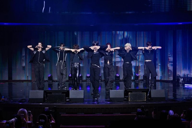“앰퍼샌드원, 자신감 폭발 무대”…‘LOUD & PROUD’ 쇼케이스→팬들과 특별한 밤 / FNC엔터테인먼트