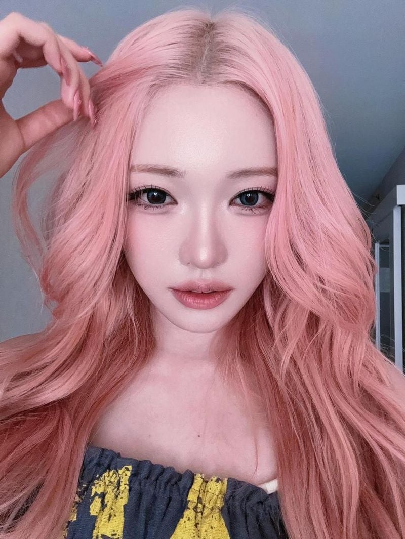 “여름빛 머릿결, 새로운 미소”…하람, 핑크빛 눈맞춤→청량 매혹 / 걸그룹 빌리 하람 인스타그램