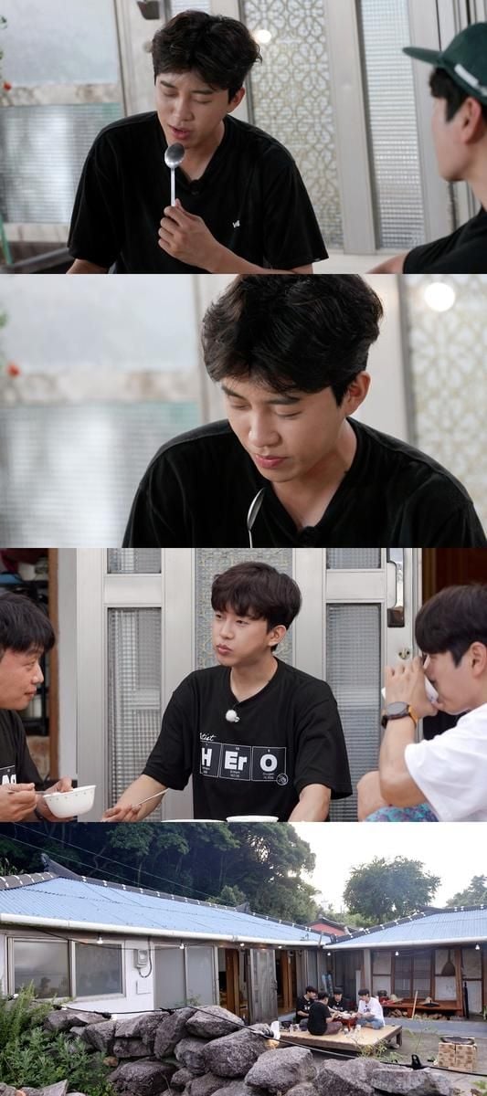 평상 위 숟가락 마이크…‘섬총각 영웅’ 임영웅, 섬마을 즉흥 라이브→힐링 감동 예고 / SBS