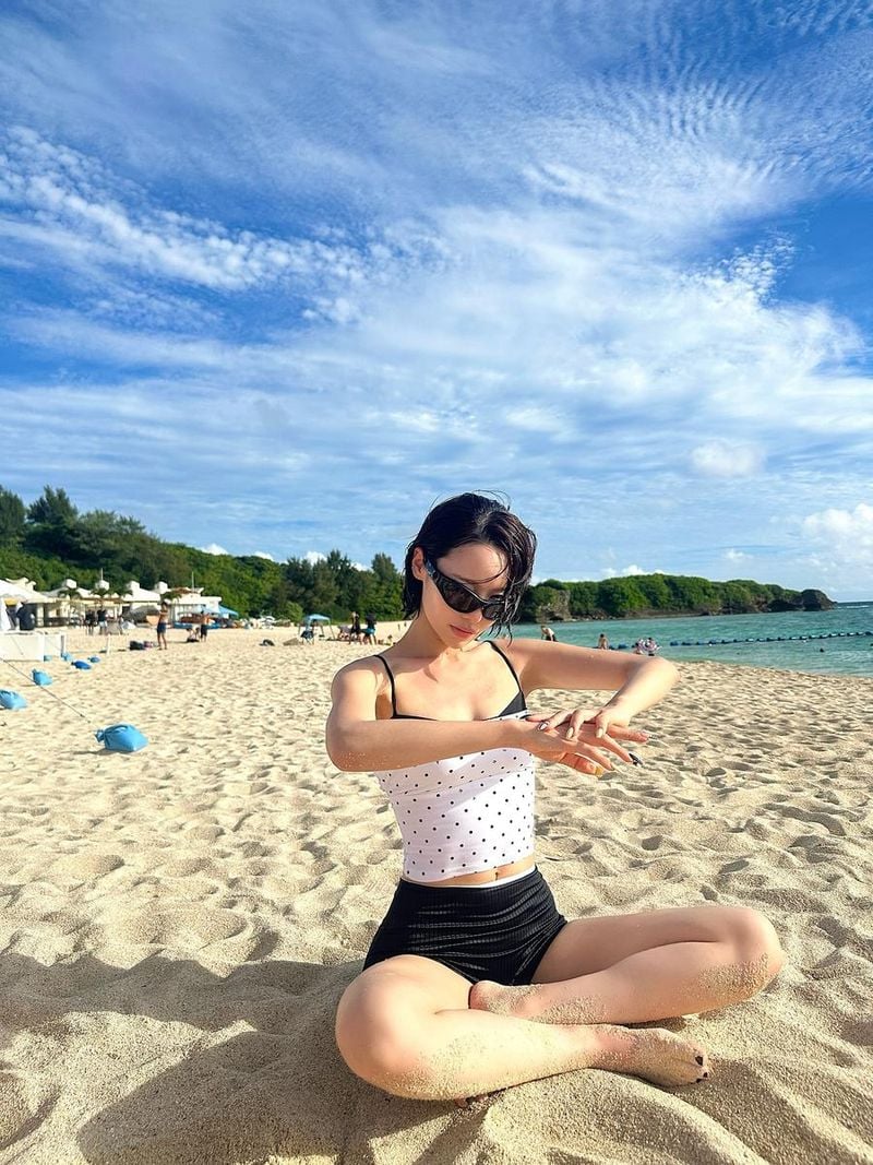 “햇살 따라 온 여유”…전소민, 맑은 해변 위→여름 감성 폭발 / 그룹 KARD 전소민 인스타그램