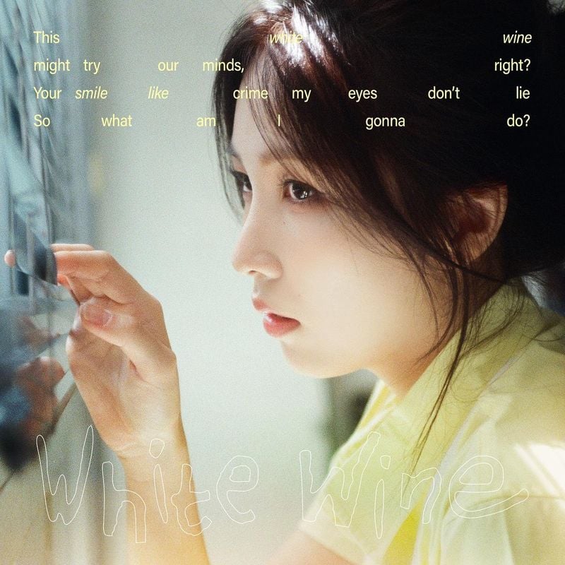 “말할 수 없는 비밀의 순간”…권진아, 여름 햇살 속→감성美 대폭발 / 가수 권진아 인스타그램