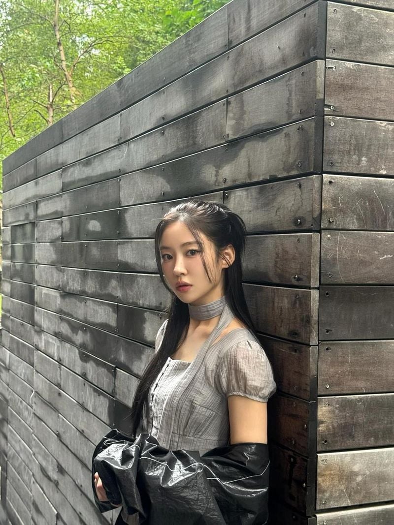 “비 오는 날의 짙은 시선”…송지우, 우수 어린 여름→청초한 무드 / 배우 송지우 인스타그램