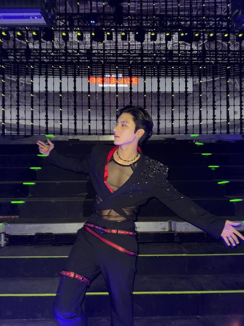 “더비들의 영원할 소년들”…에릭, 강렬한 무드→밤빛 속 압도적 존재감 / 그룹 더보이즈 에릭 인스타그램