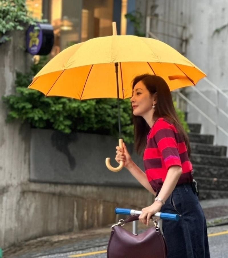 “비 오는 수요일엔 노란 우산을”…오나라, 여름의 온기→잔잔한 힐링 산책 / 배우 오나라 인스타그램