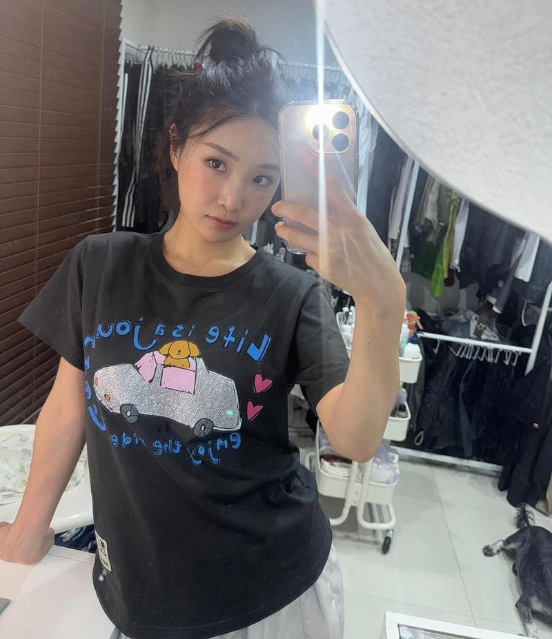 “느긋한 거울 앞 한 컷”…이유나, 여름 끝자락→나른한 오후 / 걸그룹 브브걸 이유나 인스타그램