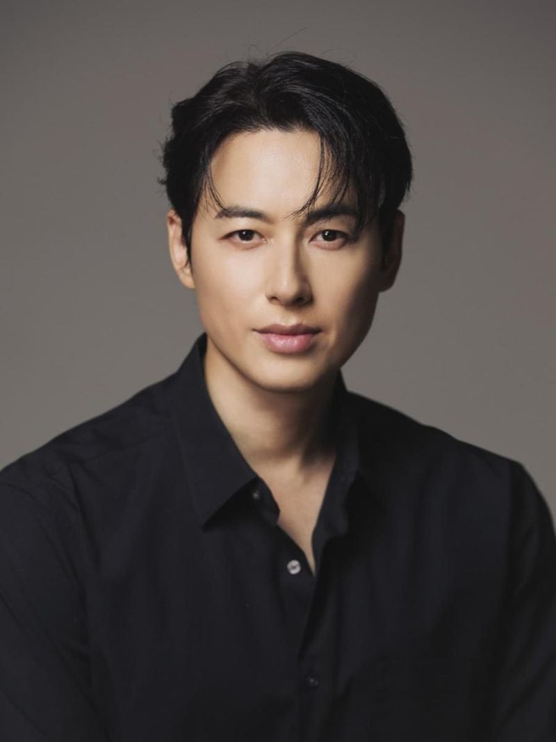 “감사는 깊어만 가죠”…이지훈, 여름 저녁→차분한 무드 속 깔끔 미소 / 배우, 가수 이지훈 인스타그램