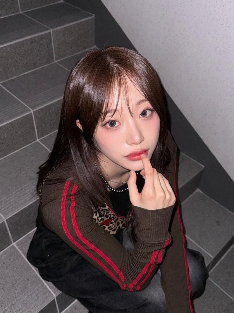 “시선을 머무르게 하는 밤”…김지원, 계단 위 정적→몽환적 매력 발산 / 걸그룹 시그니처 김지원 인스타그램