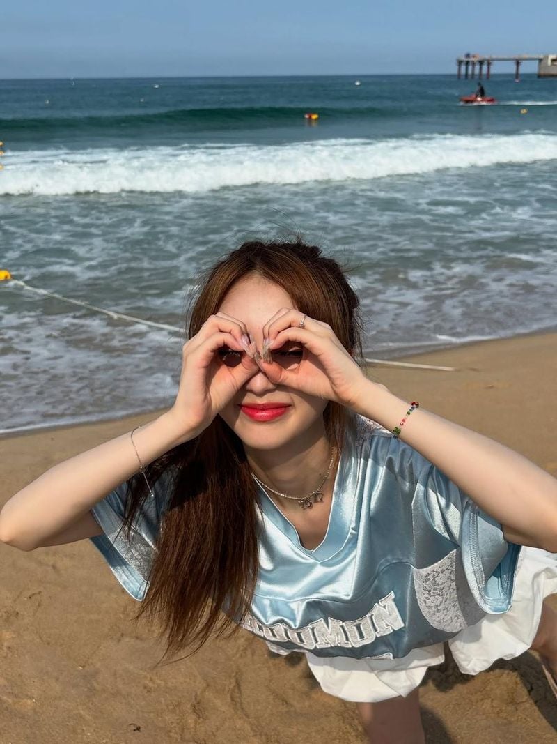 “하늘빛 파도에 마음을 담아”…여진, 여름 해변→청량 감성 폭발 / 걸그룹 루셈블 여진 인스타그램