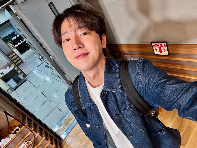 “라디오는 참 따뜻해”…이상엽, 푸근한 미소→심야 감성 충전 / 배우 이상엽 인스타그램