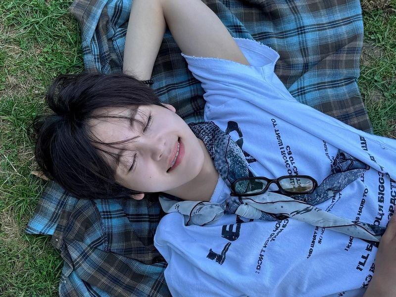“햇살 먹고 기분 좋아지는 타입”…형준, 눈을 감은 여름→잔잔한 희열 / 그룹 크래비티 형준 인스타그램