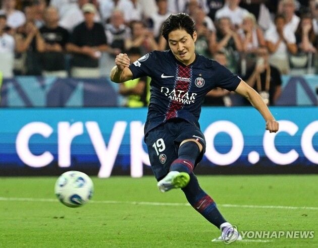 “이강인 만회골·승부차기 쾌거”…PSG, 토트넘 꺾고 UEFA 슈퍼컵 첫 우승 / 연합뉴스