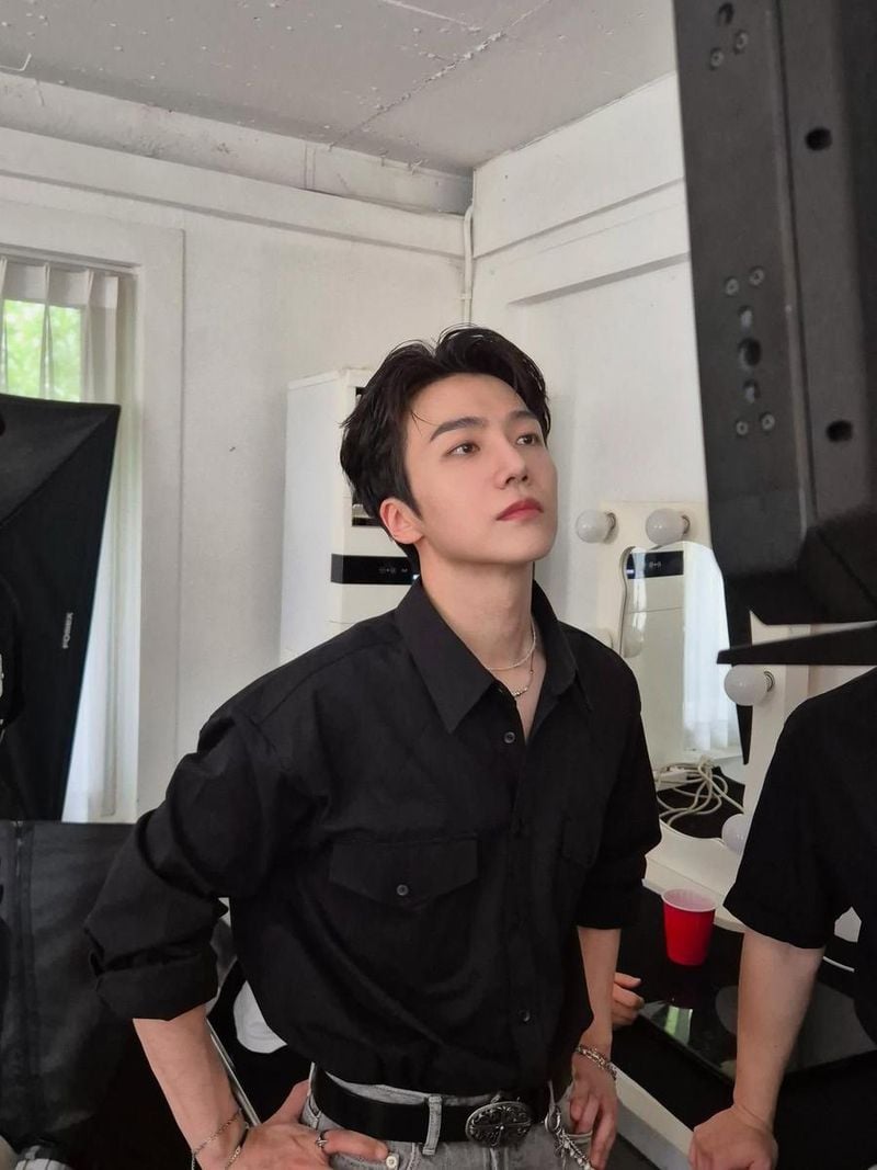 “Luv 2 much”…조진호, 묘하게 차오른 흑셔츠 무드→여름 감각 폭발 / 그룹 펜타곤, 그룹 크레즐 조진호 인스타그램