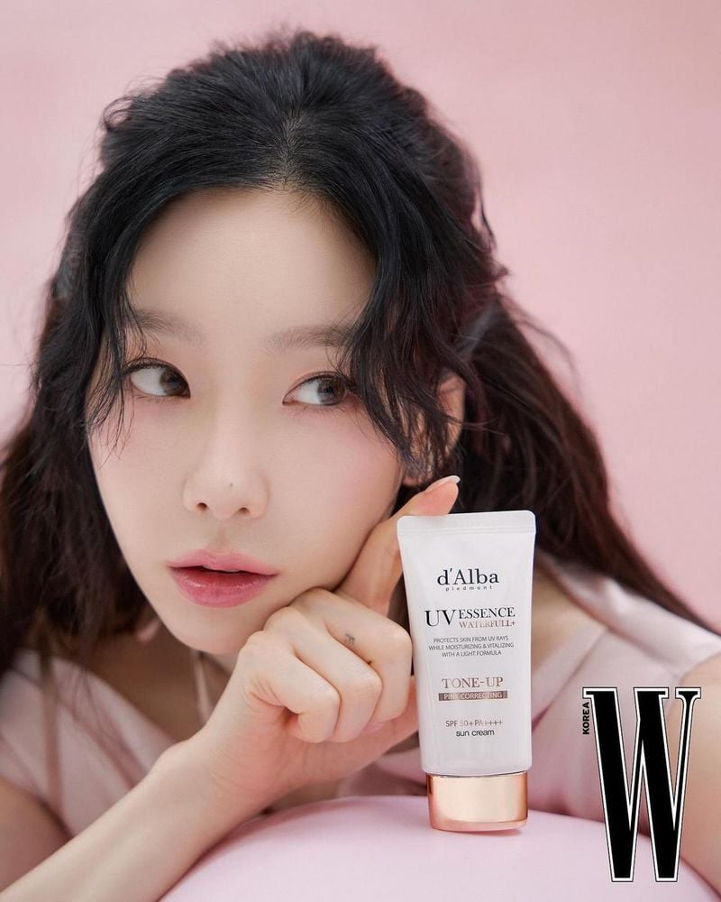 “몽환적 시선 담아”…태연, 핑크빛 여름 오후→청초함 압도 / 걸그룹 소녀시대 태연 인스타그램