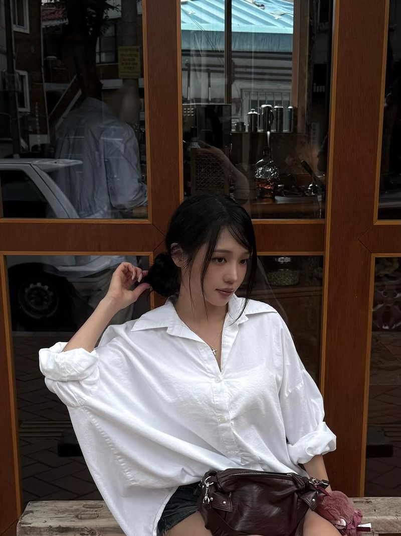 “흰 셔츠 아래 담긴 여름”…노지선, 고요한 오후→청초한 시선 각인 / 걸그룹 프로미스나인 노지선 인스타그램