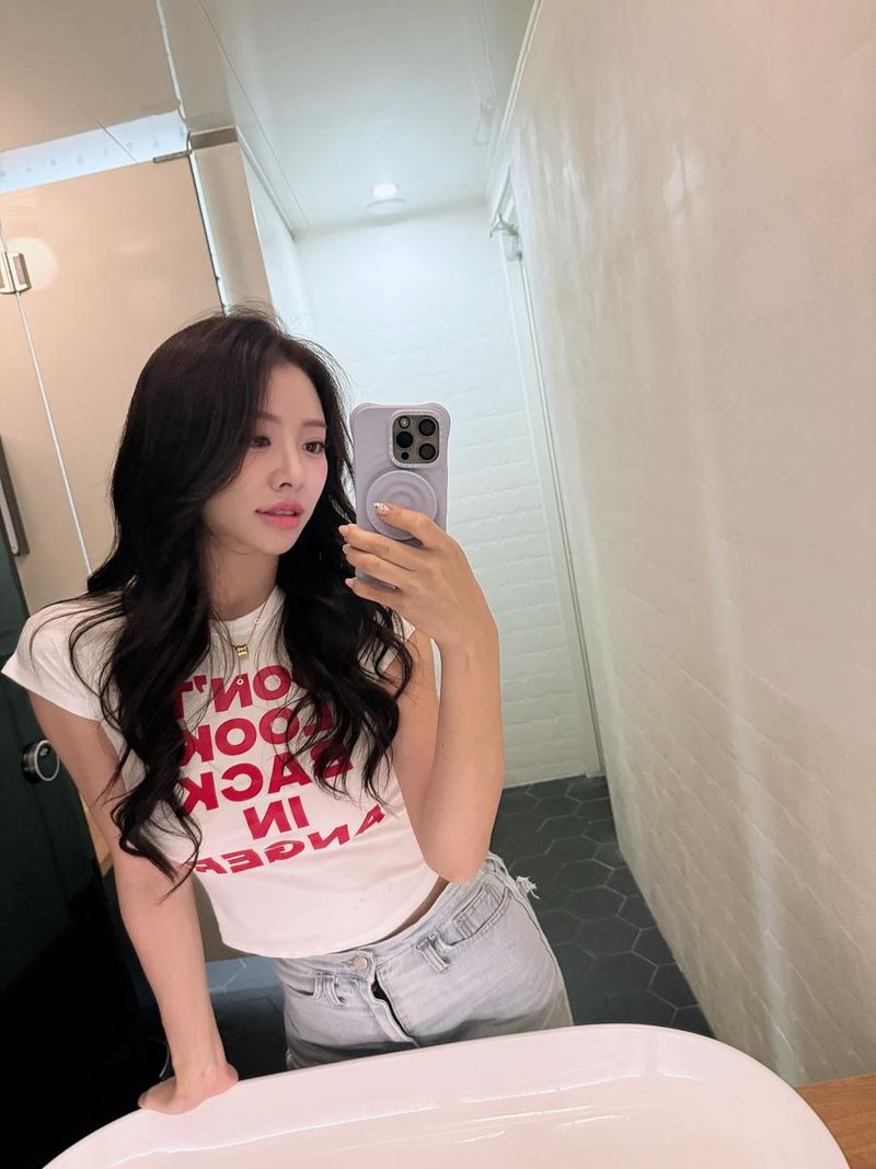“거울 너머로 흐르는 여름”…설하윤, 청순 감각→시크 미소까지