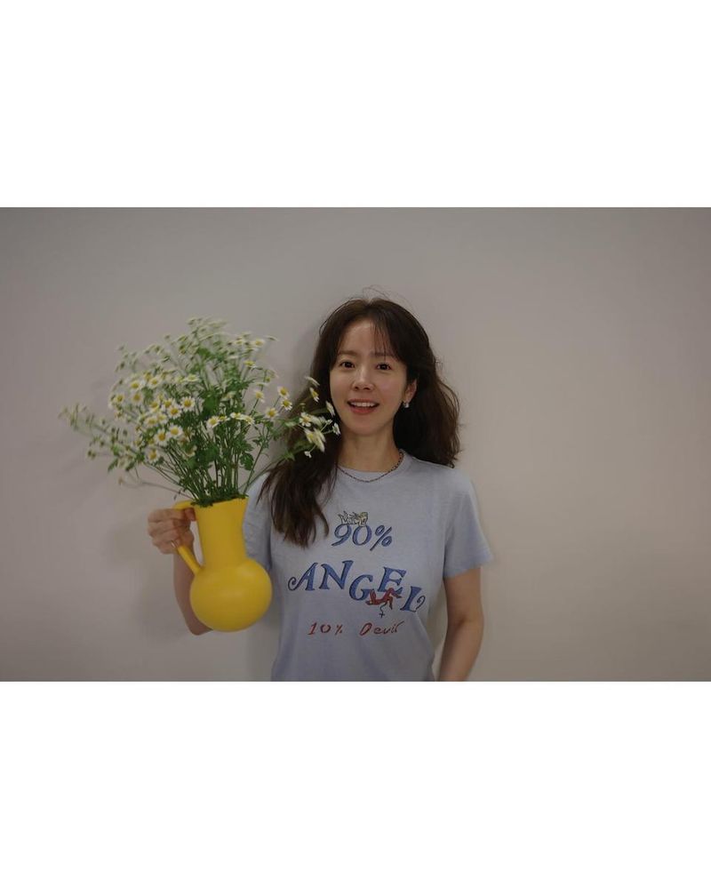 “밝게 피어난 하루”…한지민, 여름 낮의 평온→데이지처럼 환한 미소 / 배우 한지민 인스타그램