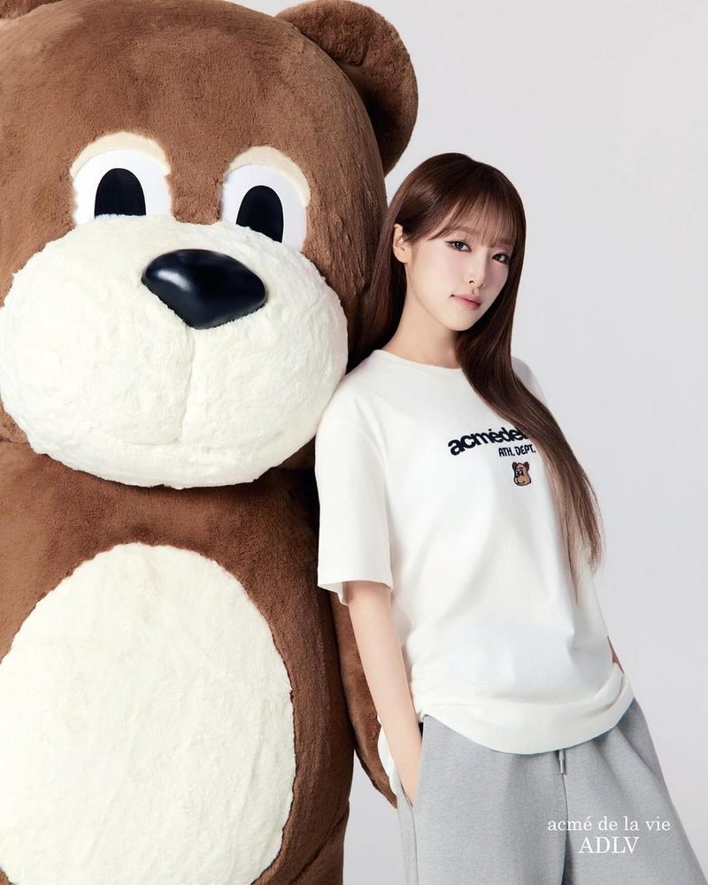 “곰 인형 품에 기대어”…최예나, 청초한 미소→편안함 가득 근황 / 걸그룹 아이즈원 최예나 인스타그램