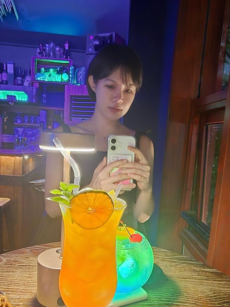 “조명 아래, 고요하게 머문 순간”…최윤영, 여름밤 무드→차분한 셀카로 전율 / 배우 최윤영 인스타그램