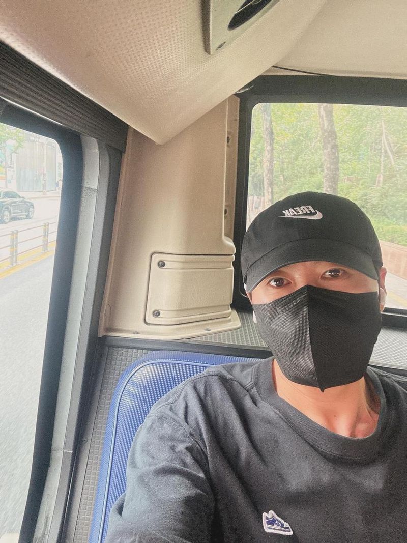 “기다림의 설렘”…전우성, 버스에 담긴 여유→아빠의 일상 기록 / 노을 전우성 인스타그램