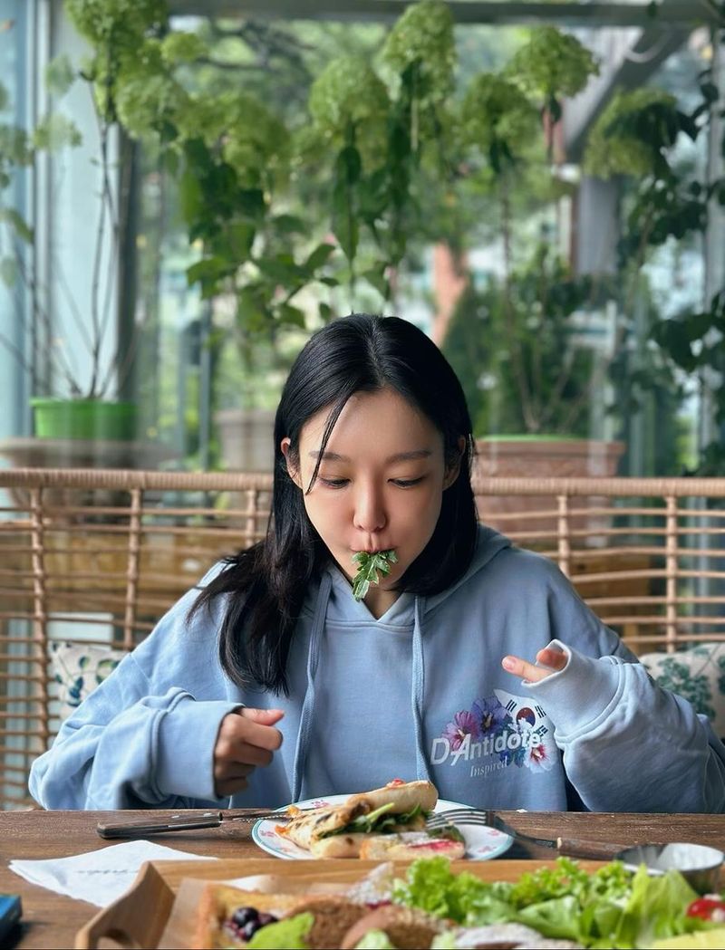 “8월, 일하고 먹고 돌보는 날들”…신소율, 맑은 웃음→일상 속 초록 휴식 / 배우 신소율 인스타그램