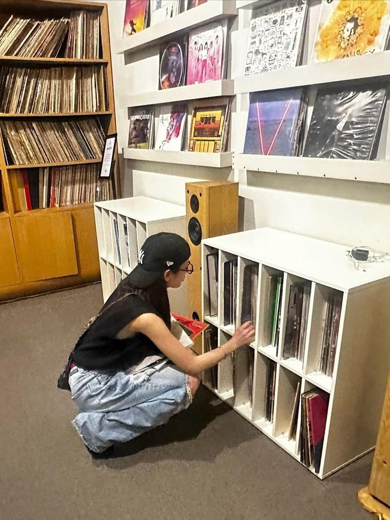 “좋은 노래 추천해 주세요”…장규리, 레코드숍에서 여름 감성→자유로운 일상 / 배우 장규리 인스타그램