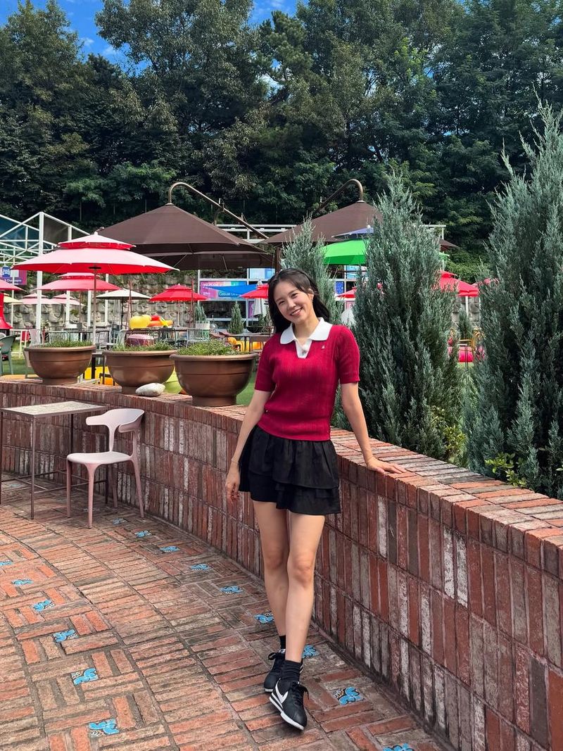 “붉은 니트 아래 여름빛 미소”…장예은, 청량한 오후→계절의 경계에 선 순간 / 아나운서 장예은 인스타그램