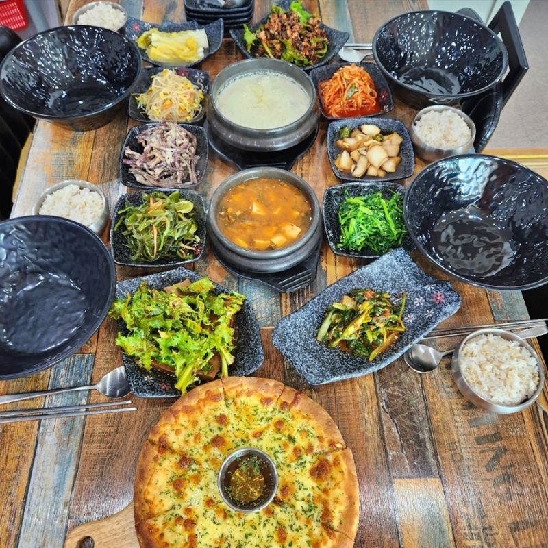 보리밥 한상 위 고르곤졸라 피자