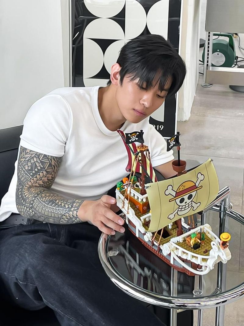 “. WITH LEGO”…덱스, 여름 오후의 몰입→레고와 선명한 정적 / 방송인 덱스 인스타그램