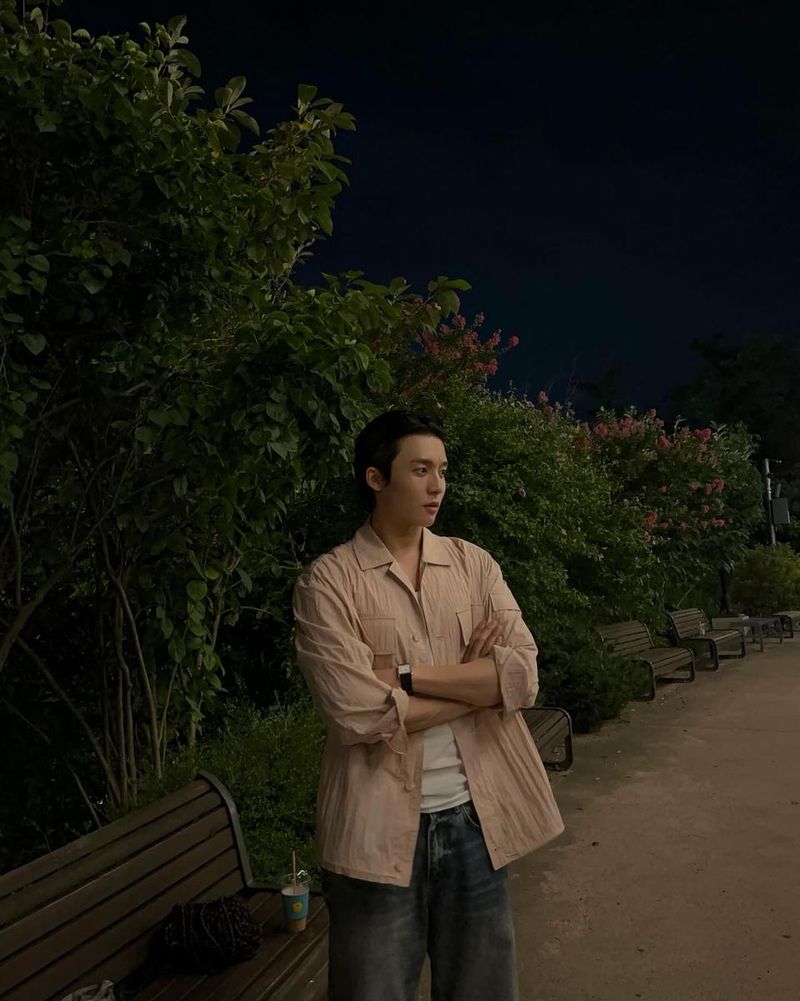 “핑크 도전기”…안지민, 여름밤 산책→차분한 반전 매력 / 하트페어링 출연자 안지민 인스타그램
