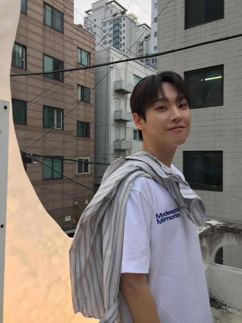 “달빛 아래 미소 머금고”…김인성, 늦여름 저녁→도심 감성 폭발 / 그룹 SF9 김인성 인스타그램