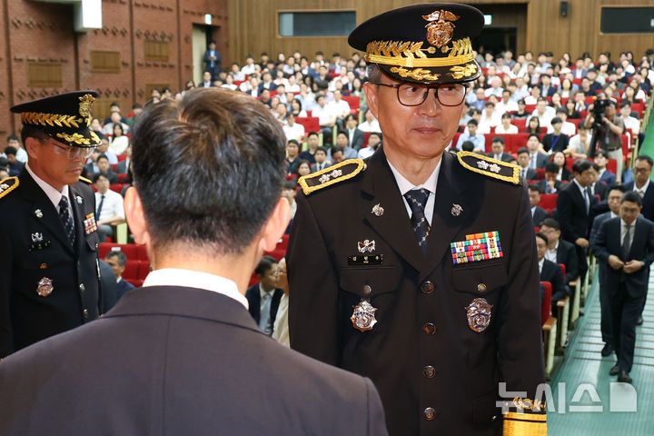 김현우 서울구치소장이 21일 경기도 과천시 정부과천청사에서 열린 정성호 법무부 장관 취임식에서 정 장관과 인사를 한 뒤 이동하고 있다. 2025.07.21. / 뉴시스