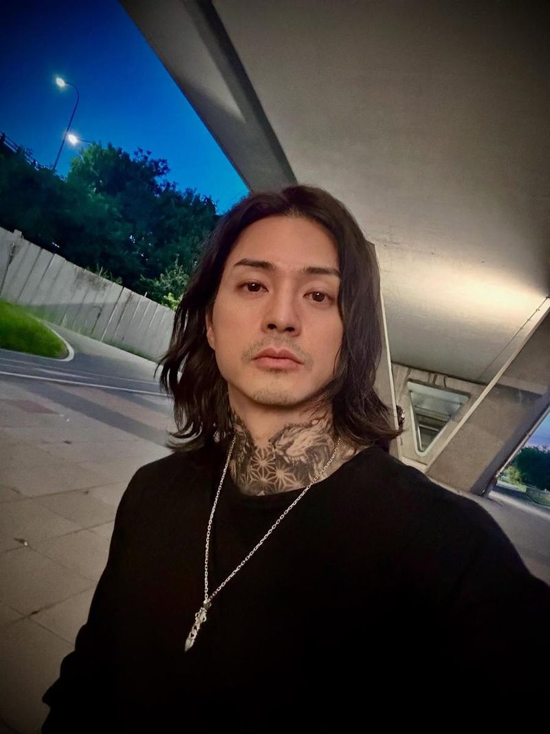 “and please call me GUN”…김지훈, 또렷한 눈빛→도시 속 압도 비주얼 / 배우 김지훈 인스타그램