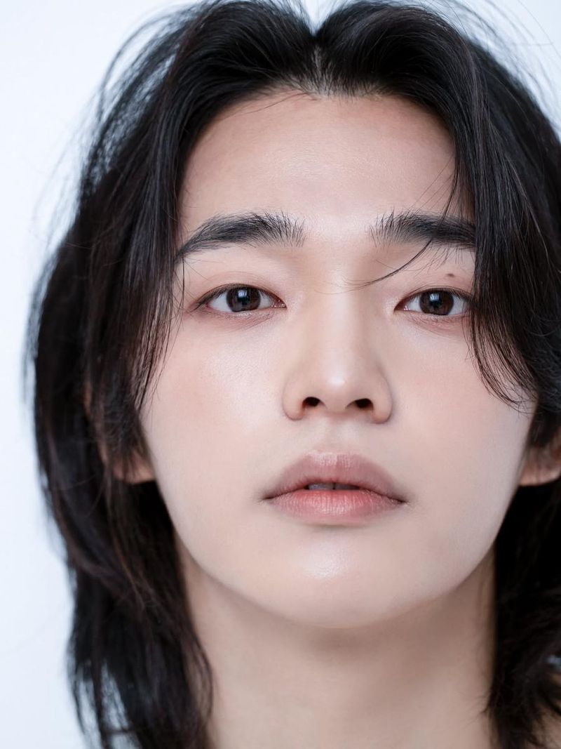 “하얀 빛이 스며든 순간”…옥진욱, 깊어진 눈빛→청명 감성 / 가수, 배우 옥진욱 인스타그램