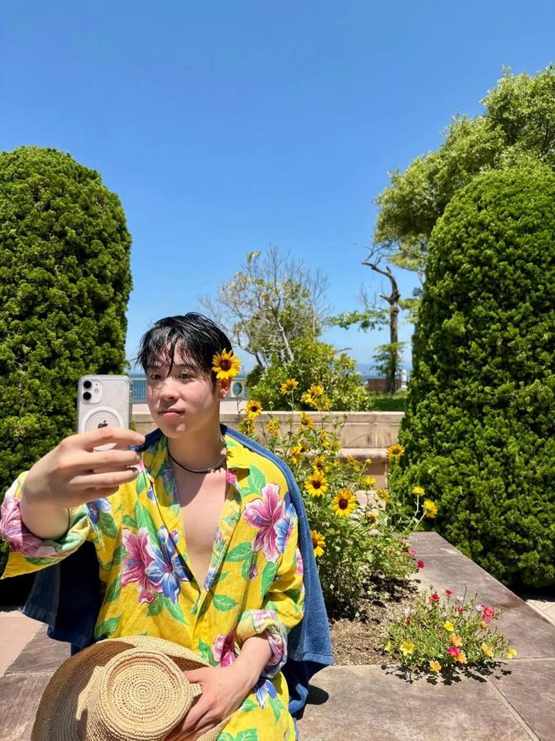 “여름을 온몸으로”…피오, 노란 꽃으로 완성한 청량→햇살 속 자유 / 그룹 블락비 피오 인스타그램